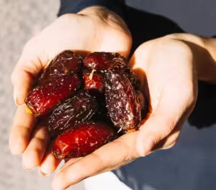 ਕਸਰਤ ਤੋਂ ਪਹਿਲਾਂ ਖਜੂਰ ਖਾਣਾ: ਖਜੂਰ ਵਿੱਚ ਕੁਦਰਤੀ ਗਲੂਕੋਜ਼ ਹੁੰਦਾ ਹੈ, ਜੋ ਕਸਰਤ ਦੌਰਾਨ ਤਾਜ਼ਗੀ ਅਤੇ ਸਟੈਮਿਨਾ ਦਿੰਦਾ ਹੈ। ਜਿੰਮ ਜਾਂ ਯੋਗ ਤੋਂ 30 ਮਿੰਟ ਪਹਿਲਾਂ 2 ਖਜੂਰ ਖਾਓ।