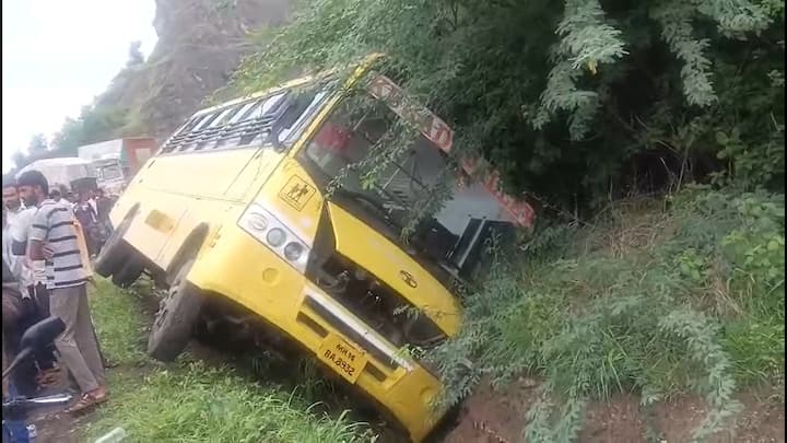 पुणे नाशिक महामार्गावर हा अपघात झाला असून संगमनेर तालुक्यातील चंदनापूरी घाटातील ही घटना घडली आहे.