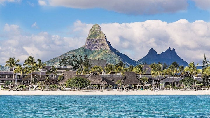 India To Mauritius Countries: भारत और मॉरिशस के बीच हर साल हजारों लोग छुट्टियां बिताने के लिए जाते हैं. लेकिन क्या आप यह जानते हैं कि इन दोनों के बीच में कितने देशों से होकर गुजरना पड़ता है.