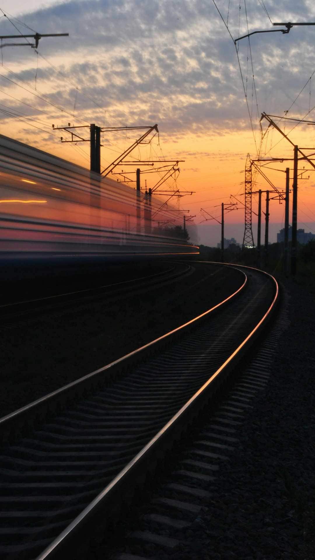 पटरियों के बीच की दूरी कितनी होती है?