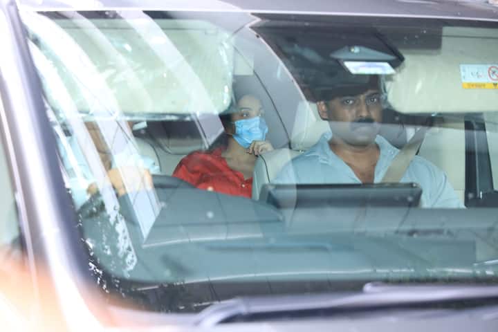 इस दौरान एक्ट्रेस सिंपल लुक में दिखी. उन्होंने रेड कलर की शर्ट पहनी थी और चेहरे पर मास्क लगाया था.