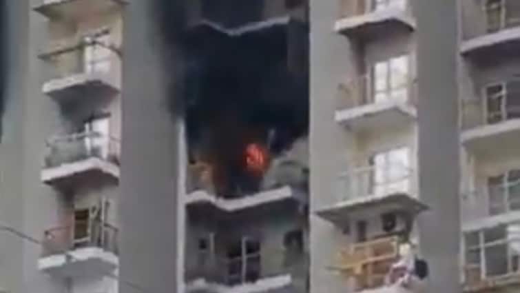 Greater Noida West high rise society Fire due to AC blast Under control by three fire engines ANN ग्रेटर नोएडा वेस्ट की सोसाइटी में AC ब्लास्ट से भीषण आग, दमकल की 3 गाड़ियों ने पाया काबू