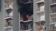 ग्रेटर नोएडा वेस्ट की सोसाइटी में AC ब्लास्ट से भीषण आग, दमकल की 3 गाड़ियों ने पाया काबू