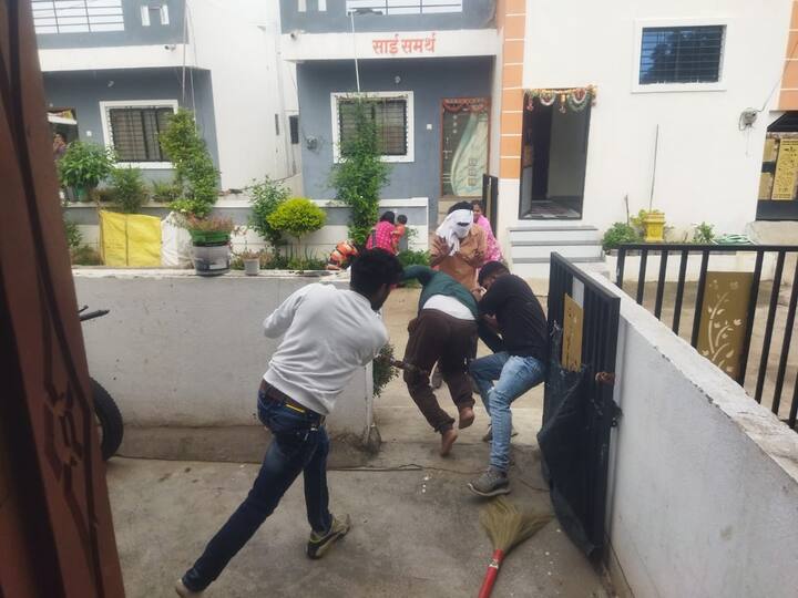 मुलीच्या पित्याने दिलेल्या फिर्यादीवरून आरोपी विरोधा मारहाण करून जीवे मारण्याचा प्रयत्न करणे तसेच ॲट्रॉसिटीचा गुन्हा दाखल करण्यात आला आहे.