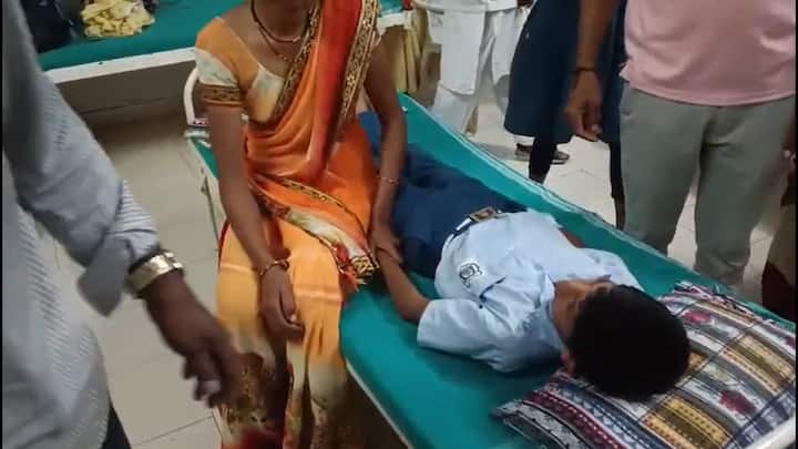 महामार्गाचे काम सुरू असल्याने एकेरी वाहतूक सुरू होती. यात वाहनाने बसला हुल दिल्याने बस बाजूच्या खड्ड्यात कोसळली.