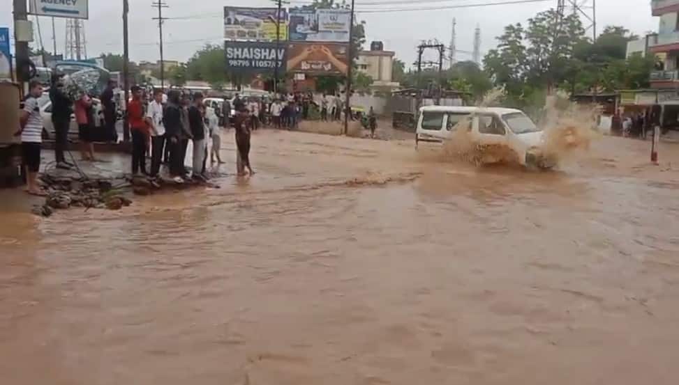 Kutch Rain: કચ્છમાં મેઘરાજાની તોફાની બેટિંગ, નખત્રાણામાં જળબંબાકાર, રસ્તાઓ બેટમાં ફેરવાયા Heavy rain in Nakhatrana Kutch waterlogging in many area Kutch Rain: કચ્છમાં મેઘરાજાની તોફાની બેટિંગ, નખત્રાણામાં જળબંબાકાર, રસ્તાઓ બેટમાં ફેરવાયા