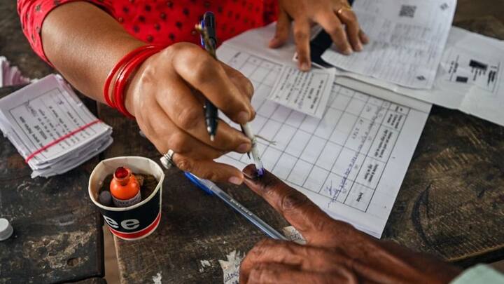 इस दौरान आप एक काम और करें आप जहां है वहां हो रही गड़बड़ी के सबूत के तौर पर कोई वीडियो या फिर फोटो भी जरूर ले लें. ताकि शिकायत करते वक्त आपको आसानी हो. और आरोपियों पर कार्रवाई हो सके. आपको घबराने की बिल्कुल जरूरत नहीं है शिकायतकर्ता की पहचान इन मामलों में गुप्त रखी जाती है.