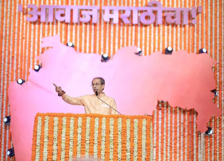 तर बऱ्याच वर्षानंतर राज आणि माझी राजकीय व्यासपीठावर आज भेट झाली. आज आमच्या भाषणापेक्षा आमचं एकत्र दिसणं महत्वाचं आहे. आमच्या दोघांतील अंतरपाट अनाजीपंतांनी दूर केला आहे. आता अक्षदा टाकायची गरज नाही. एकत्र आलो आहोत, एकत्र राहण्यासाठी, असे म्हणत शिवसेना ठाकरे गटाचे सर्वेसर्वा उद्धव ठाकरे (Uddhav Thackeray) यांनी मुख्यमंत्री देवेंद्र फडणवीस यांच्यावर हल्लाबोल केला.