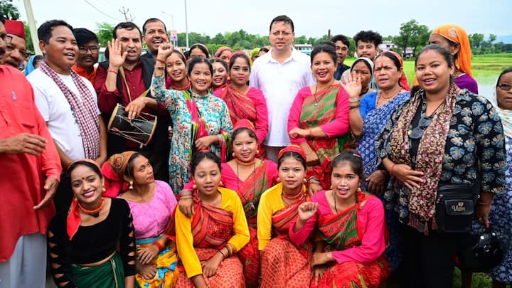 सीएम धामी ने इसके बाद अपने गांव के लोगों के साथ तस्वीरें भी खिंचवाई. इस दौरान किसान भी मुख्यमंत्री को अपने बीच में पाकर बेहद ख़ुश हुए.