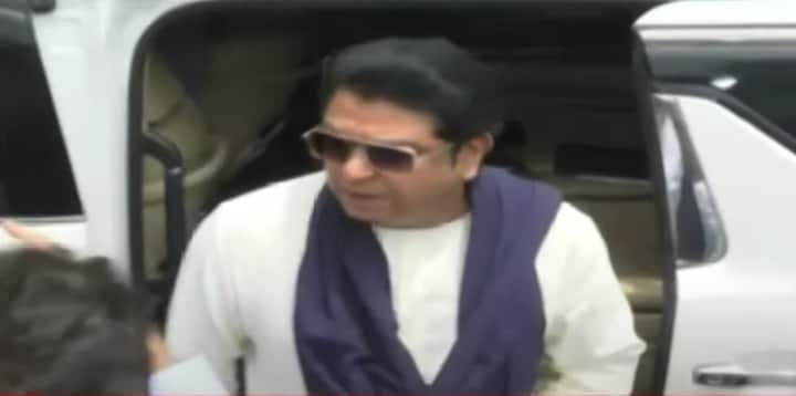 राज ठाकरे आणि उद्धव ठाकरे यांच्यातील कॉर्डीनेशनची चर्चा रंगली आहे .दोन्ही भाऊ मिळाव्यासाठी एकाच वेळी घराबाहेर पडले .