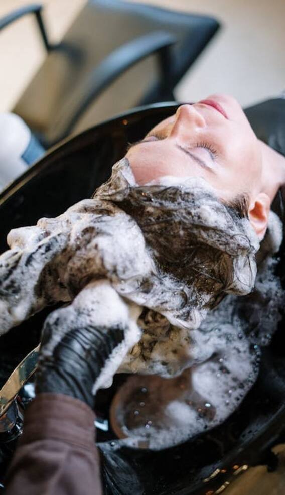 रोज शॅम्पू लावणे, केस धुणे किती चांगलं?