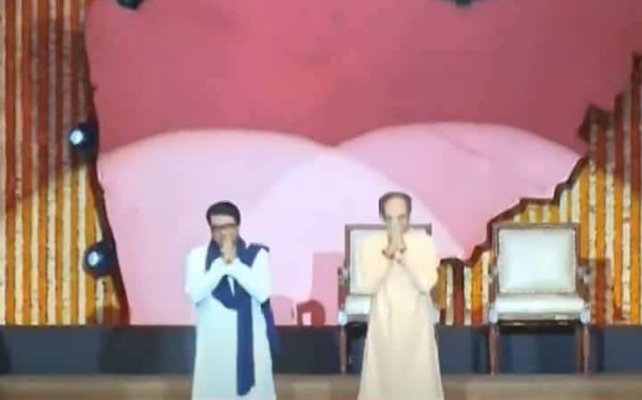 राज ठाकरे आणि उद्धव ठाकरे स्टेजवर एकत्र येताच दोघांनी एकमेकांना मिठी मारली.