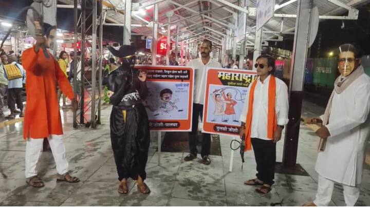 या कार्यकर्त्यांनी गुणरत्न सदावर्ते यांच्यावर टीका करणारे बॅनर्स झळकावले.