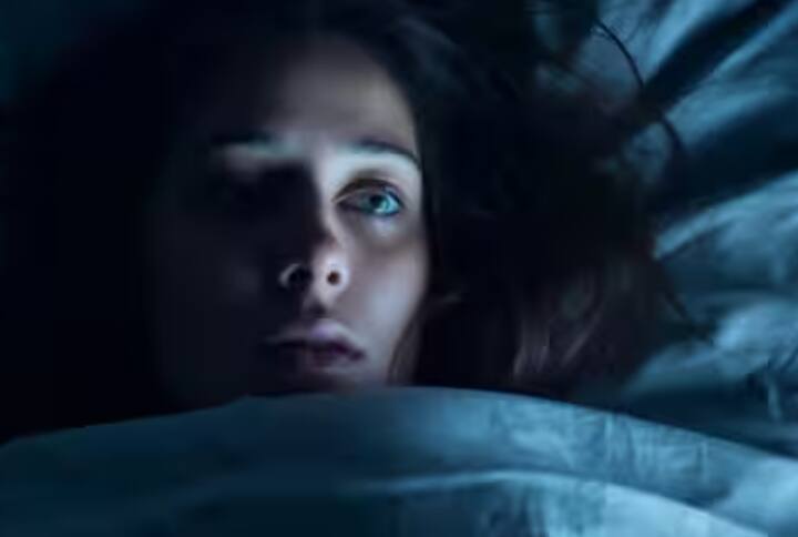 ਦੇਰ ਰਾਤ ਖਾਣਾ: ਦੇਰ ਰਾਤ ਖਾਣਾ ਖਾਣ ਨਾਲ ਸਰੀਰ ਨੂੰ ਪਾਚਨ ਕਿਰਿਆ ਲਈ ਲੋੜੀਂਦਾ ਸਮਾਂ ਨਹੀਂ ਮਿਲਦਾ ਅਤੇ ਬਲੱਡ ਸ਼ੂਗਰ ਦਾ ਪੱਧਰ ਵੱਧ ਜਾਂਦਾ ਹੈ। ਸੌਣ ਤੋਂ ਘੱਟੋ-ਘੱਟ 2 ਘੰਟੇ ਪਹਿਲਾਂ ਹਲਕਾ ਭੋਜਨ ਖਾਣ ਦੀ ਕੋਸ਼ਿਸ਼ ਕਰੋ।