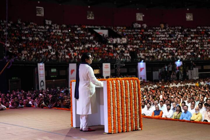 ठाकरे बंधूंच्या एन्ट्रीसाठी संपूर्ण डोममधील लाईट बंद करण्यात आली होती. (फोटो सौजन्य: येरम)