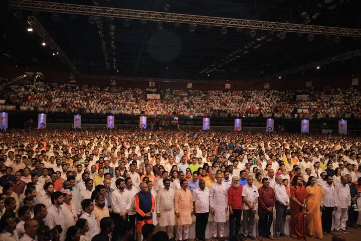 तर दुसरीकडे अखेर महाराष्ट्राच्या मनातलं स्वप्न खरं झालं. राज ठाकरे आणि उद्धव ठाकरेंची वरळी डोममध्ये थाटात एन्ट्री करत या एन्ट्रीला आपले ठाकरे गाणं वाजलं आणि फक्त वरळी डोमच नाहीतर अख्खा महाराष्ट्राच्या डोळ्यांत आनंदाश्रू तराळले.