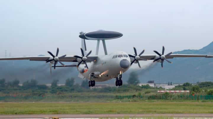 KJ-500 चीन की तरफ से निर्मित एक अत्याधुनिक AEW&C (Airborne Early Warning and Control) विमान है, जो शांक्सी Y-9 परिवहन विमान पर आधारित है.इसमें लगे तीन AESA (Active Electronically Scanned Array) रडार एक साथ 360-डिग्री कवरेज प्रदान करते हैं, जिससे यह हवाई लक्ष्यों को सैकड़ों किलोमीटर दूर से पहचान और ट्रैक कर सकता है.