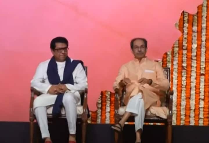आज राज ठाकरे आणि उद्धव ठाकरे एकत्र येताच संपूर्ण महाराष्ट्र स्तब्ध झाला.