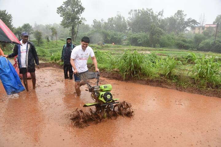 यावेळी राधानगरी- कागल उपविभागाचे उपविभागीय अधिकारी प्रसाद चौगुले, उपविभागीय कृषी अधिकारी अरुण भिंगारदेवे, तहसीलदार अनिता देशमुख तसेच कृषी, महसूल व विविध विभागांचे अधिकारी उपस्थित होते.