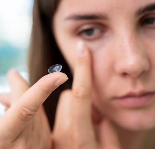 ਮਾਨਸੂਨ 'ਚ ਲੈਂਸ ਪਾਉਣ ਸਮੇਂ ਸਾਫ-ਸਫਾਈ ਦਾ ਖਾਸ ਧਿਆਨ ਰੱਖਣਾ ਚਾਹੀਦਾ ਹੈ। ਗਿੱਲੀਆਂ ਜਾਂ ਗੰਦੀਆਂ ਜਗ੍ਹਾਂ 'ਤੇ ਲੈਂਸ ਪਾਉਣ ਨਾਲ ਅੱਖਾਂ ਵਿੱਚ ਇਨਫੈਕਸ਼ਨ ਹੋ ਸਕਦਾ ਹੈ। ਇਸ ਲਈ ਲੈਂਸ ਸਿਰਫ਼ ਸਾਫ਼ ਤੇ ਸੁਥਰੀ ਜਗ੍ਹਾ ਤੇ ਹੀ ਪਾਓ, ਤਾਂ ਜੋ ਅੱਖਾਂ ਸੁਰੱਖਿਅਤ ਰਹਿਣ।