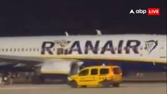 टेक ऑफ से पहले फ्लाइट में लगी आग, जान बचाने के लिए पंखों पर कूद कर भागे यात्री, वीडियो वायरल