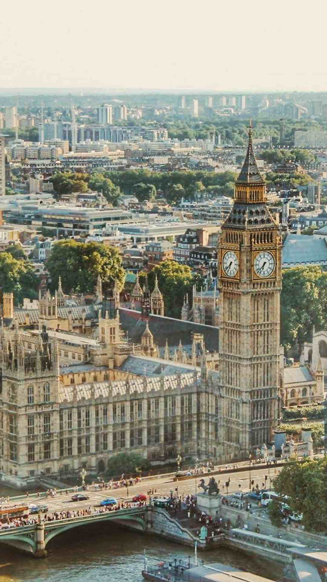 यहां कर्मचारियों को हफ्ते में 37 से 40 घंटे काम करना पडता है