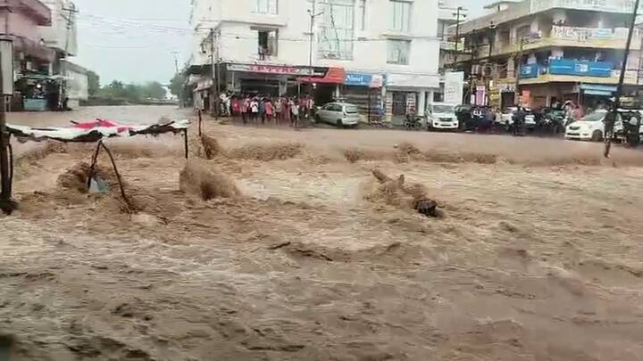 ધોધમાર વરસાદથી નખત્રાણામાં જળબંબાકારની સ્થિતિ સર્જાઇ હતી. મૂશળધાર વરસાદથી હાઈવે પર વરસાદી પાણી ફરી વળ્યા હતા. ભૂજ-નખત્રાણા-લખપત હાઈવે જળમગ્ન થતા બંન્ને બાજુ લાંબો ટ્રાફિક જામ સર્જાયો હતો. જ્યારે નખત્રાણા બસ સ્ટેશન વિસ્તારમાં પણ જળબંબાકારની સ્થિતિ જોવા મળી હતી.