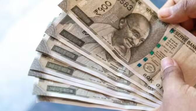 કોઈપણ નાણાકીય લક્ષ્યને પ્રાપ્ત કરવા માટે સારી રકમની જરૂર પડે છે. ઘર ખરીદવાનું હોય કે કાર ખરીદવાનું, આ બધા માટે એક મોટી રકમની જરૂર પડે છે, જે તમે ફક્ત પગારથી પ્રાપ્ત કરી શકશો નહીં. આવી સ્થિતિમાં કેટલાક લોકો મ્યુચ્યુઅલ ફંડમાં SIPનો આશરો લે છે, જેથી તેઓ ભવિષ્યમાં પોતાનું લક્ષ્ય પ્રાપ્ત કરી શકે.