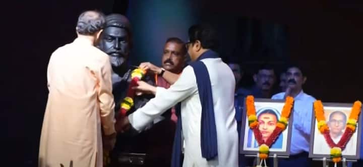 राज ठाकरे आणि उद्धव ठाकरे यांची स्टेजवर ग्रँड एन्ट्री झाली.