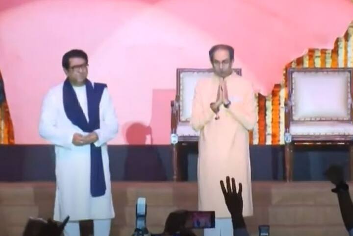 विजयी मेळाव्याच्या निमित्ताने तब्बल 19 वर्षांनंतर एका व्यासपीठावर एकत्र दिसले.