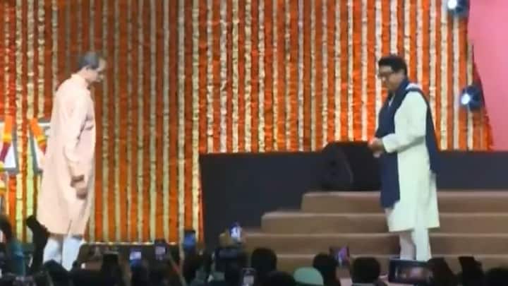 आजच्या विजयी मेळाव्यासाठी वरळीतील डोममध्ये प्रचंड गर्दी झाली होती.