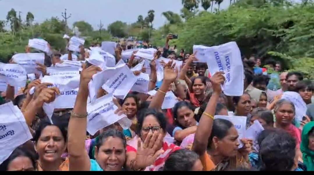 Karedu Farmers Protests: నెల్లూరు జిల్లా కరేడులో ఏం జరుగుతోంది? రైతుల ఆందోళనలు ఎందుకు బయటకు రావడంలేదు?