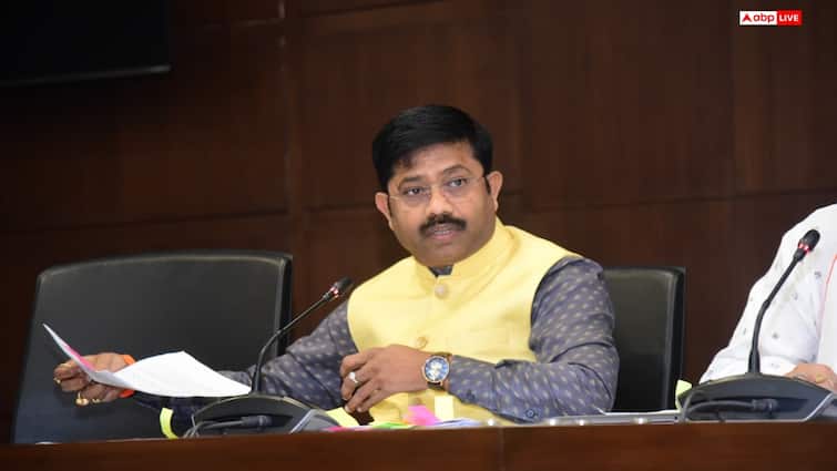 UP Minister Nand gopal nandi Noida review meeting development projects Attacks on SP BSP UP: मंत्री नंद गोपाल नंदी का सपा-बसपा पर बड़ा हमला, बोले- 'पहले चलता था पर्ची-खर्ची का खेल’