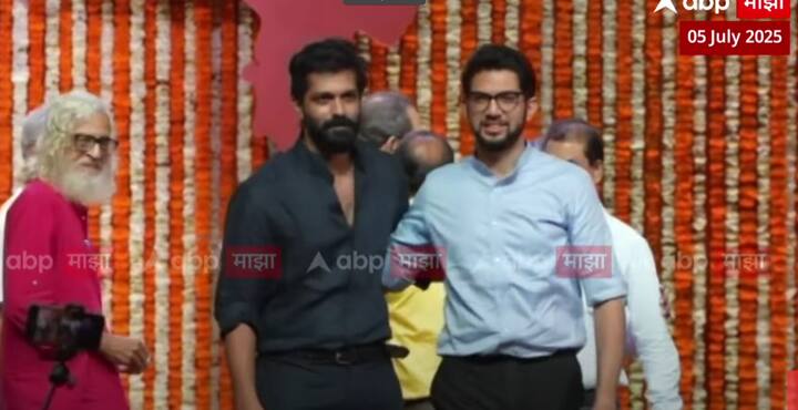 नंतर पुढे येऊन खास एकत्र उभा रहात दिलेली पोजही लक्षवेधी ठरली .