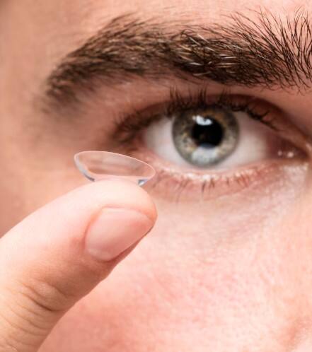 ਇਸ ਮੌਸਮ ਵਿੱਚ ਨਮੀ ਅਤੇ ਗੰਦਗੀ ਕਾਰਨ ਅੱਖਾਂ ਵਿੱਚ ਇਨਫੈਕਸ਼ਨ ਜਾਂ ਹੋਰ ਸਮੱਸਿਆਵਾਂ ਹੋ ਸਕਦੀਆਂ ਹਨ। ਇਸ ਲਈ ਲੈਂਸ ਦੀ ਸਫ਼ਾਈ ਅਤੇ ਸਹੀ ਵਰਤੋਂ ਬਾਰੇ ਸਾਵਧਾਨ ਰਹੋ। ਜੇ ਤੁਸੀਂ ਇਹ ਸਧਾਰਨ ਸਾਵਧਾਨੀਆਂ ਵਰਤੋਂਗੇ, ਤਾਂ ਅੱਖਾਂ ਨੂੰ ਸੁਰੱਖਿਅਤ ਰੱਖਣਾ ਆਸਾਨ ਹੋਵੇਗਾ।