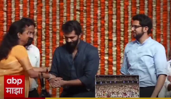 फोटो काढताना मंचावर शरद पवार गटाच्या खासदार सुप्रिया सुळे यांच्यासह जितेंद्र आव्हाड, यांच्यासह काही मंडळी उपस्थित होती .