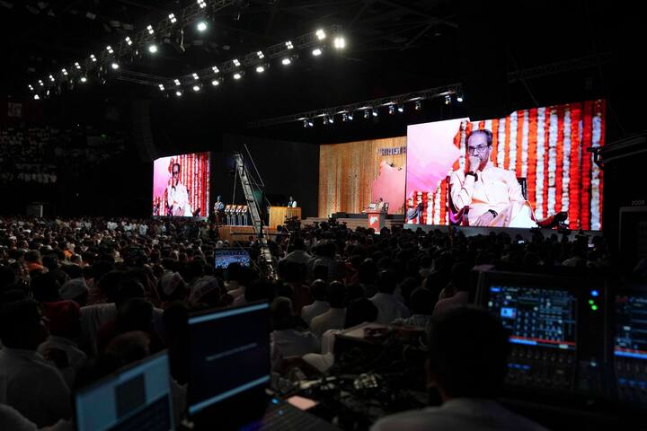 स्टेजवर दाखल होताच  राज ठाकरे आणि उद्धव ठाकरेंनी एकमेकांना मिठी मारली. (फोटो सौजन्य: येरम)