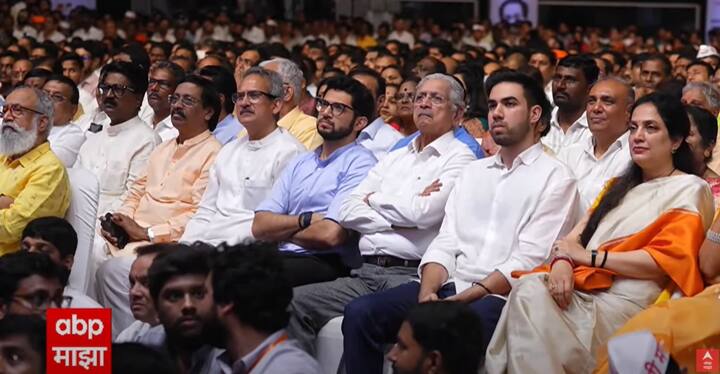 मनसे नेते राज ठाकरे यांच्या भाषणावर उद्धव ठाकरेंसह रश्मी ठाकरे, आदित्य ठाकरे तसेच, ठाकरे गटाच्या उपस्थित कार्यकर्त्यांनी सहमती दर्शवली.