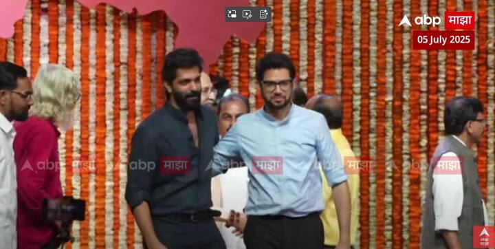 विजय मेळावा संपल्यानंतर ठाकरे कुटुंबीयांनी एकत्र फोटोही काढले .यावेळी आदित्य ठाकरे आणि अमित ठाकरे यांनी देखील स्टेजवर पुढे येत हातात हात मिळवला .