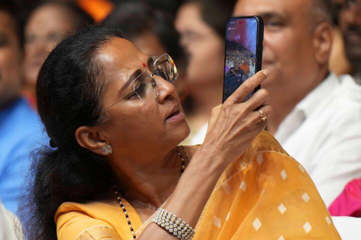 हा ऐतिहासिक क्षण मोबाईलमध्ये टिपण्यासाठी उपस्थितांनी फ्लॅशलाईटसह व्हिडीओ घेतले. (फोटो सौजन्य: येरम)