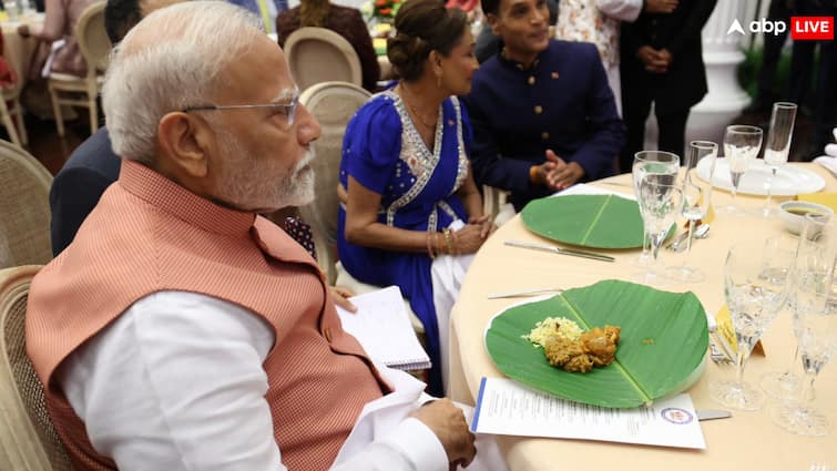 PM मोदी को त्रिनिदाद में सोहारी पत्ते पर परोसा गया भोजन, जानें भारत से इसका क्या है रिश्ता? Pm Modi Trinidad Tobago Visit served food on Sohari Leaf indian tradition banana plant Rana Mohip Kamla Persad-Bissessar PM मोदी को त्रिनिदाद में सोहारी पत्ते पर परोसा गया भोजन, जानें भारत से इसका क्या है रिश्ता?
