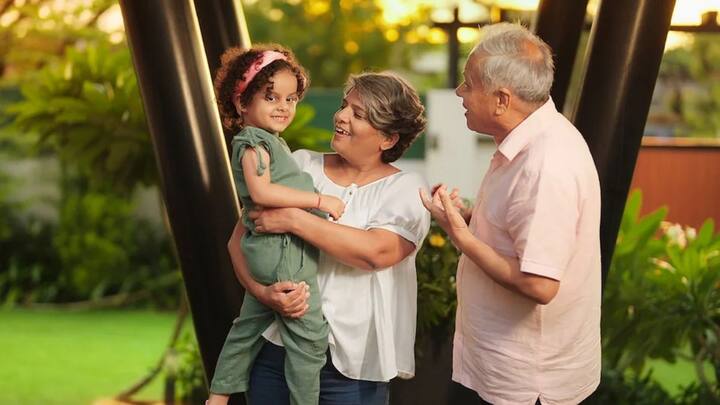 पोस्ट ऑफिस की सीनियर सिटिजन सेविंग्स स्कीम एक ऐसी सरकारी योजना है. जहां सीनियर सिटीजंस को अपने पैसे सुरक्षित रखने का ऑप्शन मिलता है. बल्कि उनको इस स्कीम में उनको अच्छा खासा ब्याज भी मिलता है.