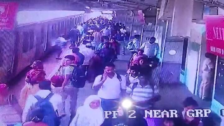 रायगडच्या कर्जत रेल्वे स्थानकावर एका धावत्या लोकलमधून उडी मारणाऱ्या महिलेचा सीसीटीव्ही फूटेज समोर आलं आहे. या महिलेला रेल्वे पोलिसांनी पकडल्यामुळे सुदैवाने महिलेचे प्राण वाचले.