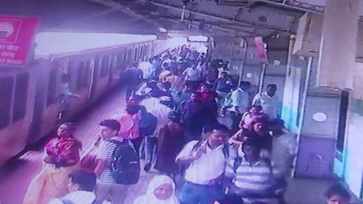 पती प्लॅटफॉर्मवर राहिल्यामुळे रेल्वेच्या डब्यात गर्दीमुळे अडकून पडलेली सुनैना यांनी धावत्या रेल्वेतूनच प्लॅटफॉर्मवर उडी मारली, त्यावेळी तेथे असलेल्या एका रेल्वे पोलिसाने त्यांना वेळीच पकडल्याने त्यांचा जीव वाचला.