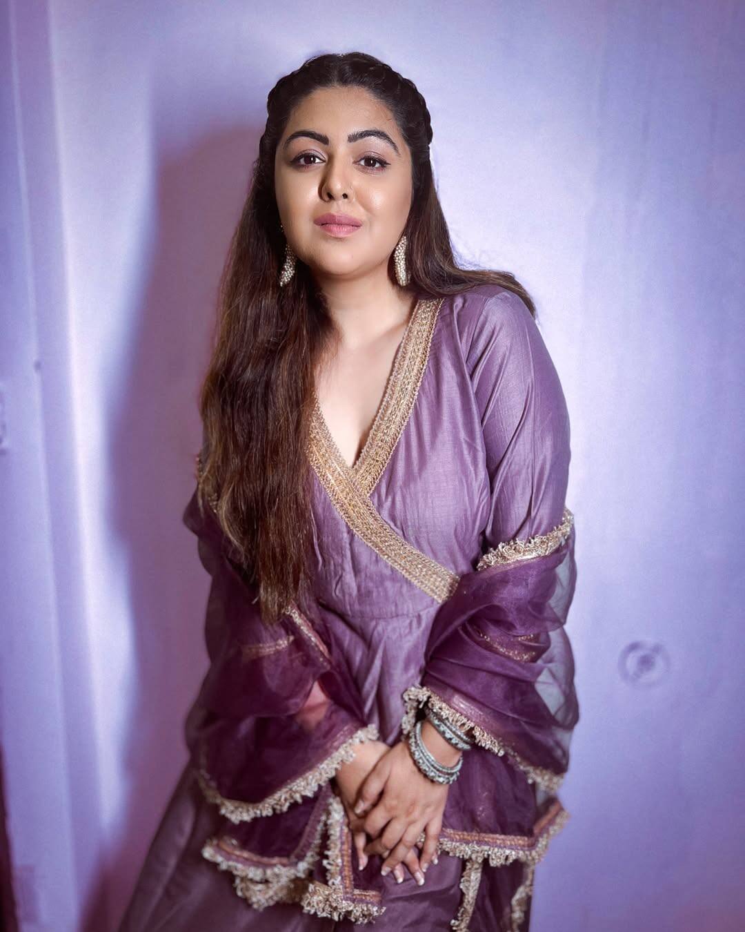 Actually, Shafak has always claimed in every interview that she was an ignored kid since childhood and her mother left her in childhood. His mother loves his sister Falak and brother Xijan Khan.
