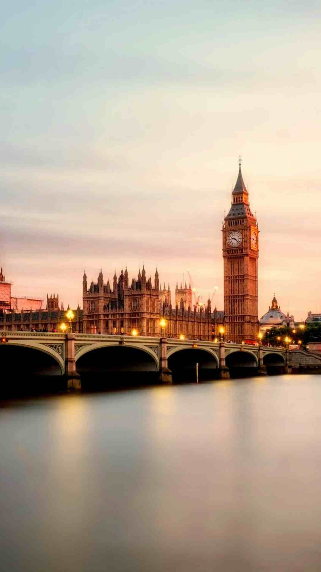 इंग्लैंड में काम का माहौल दुनियाभर में अधिकारों के लिए जाना जाता है