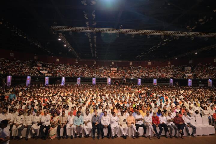 जे माननीय बाळासाहेबांना जमलं नाही, अनेकांना जमलं नाही, आम्हाला एकत्र आणायला, ते देवेंद्र फडणवीसांना जमलं, अशी मार्मिक टिप्पणी मनसेप्रमुख राज ठाकरे (Raj Thackeray) यांनी केली.