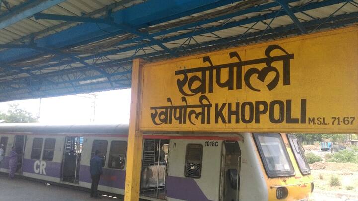 दुसरीकडे मुंब्रा रेल्वे फास्टट्रॅकवरती 'त्या' वळण  मार्गावरती पुन्हा एकदा अपघात झाला आहे.  सायंकाळी सव्वाचारच्या सुमारास कल्याणच्या दिशेने जाणाऱ्या जलद लोकल मार्गावर हा अपघात झाला.