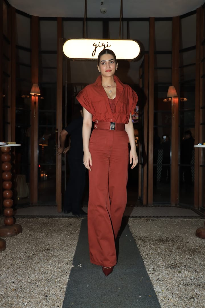 The actress completed her look by making her look glossy makeup and hair. Matching heels put four moons in the look of the actress.