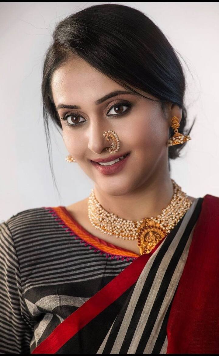 मृणाल कुलकर्णी ने मराठी टीवी शो पेशवा माधवराव, श्रीकांत, द ग्रेट मराठा, हसरतें, द्रौपदी और स्पर्श जैसे कई टीवी शोज में काम किया है. इतना ही नहीं वो ब्यूटी क्रीम विको के कई विज्ञापनों में भी नजर आ चुकी हैं.